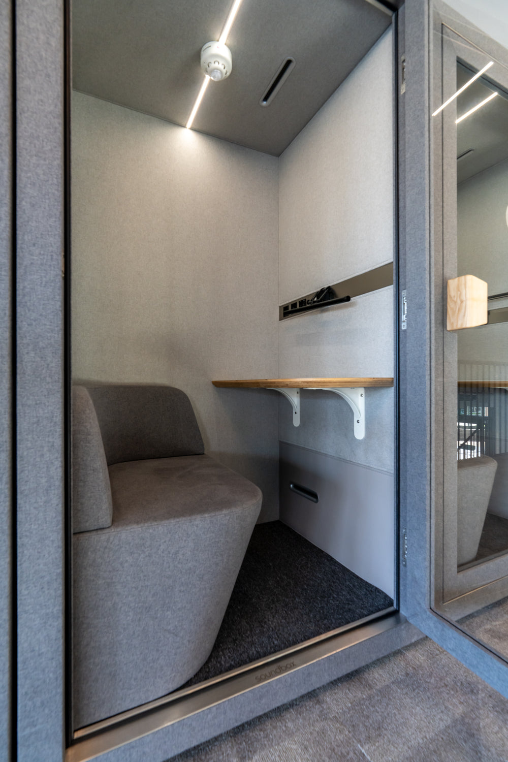 Binnenin een Folio Phone Booth